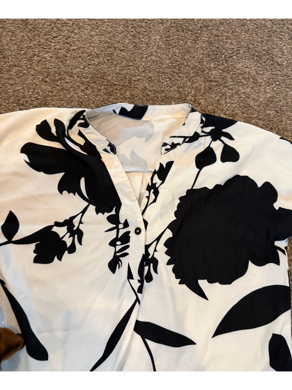 Black & White Floral V-Neck Short Sleeve Blouse - Picture 6 of 14